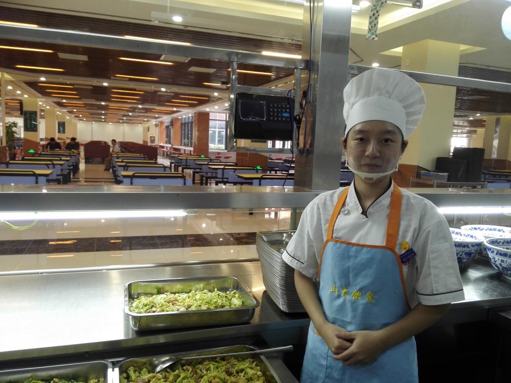 95后的王天天在山大食堂工作了两年,便荣获了2015年度山东大学青年